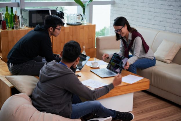 15 Lowongan IT untuk Fresh Graduate dan Remote
