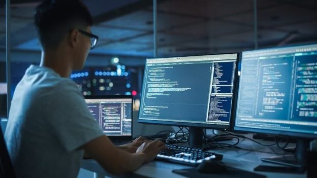 Gaji Software Engineer di Indonesia : Fresh Graduate hingga Senior